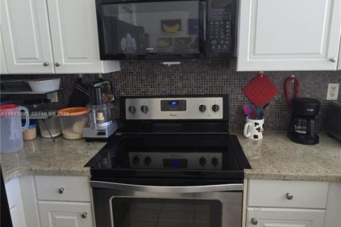 Снять в аренду таунхаус в Пемброк-Пайнс, Флорида 3 спальни, 125.23м2, № 2058343 - фото 8