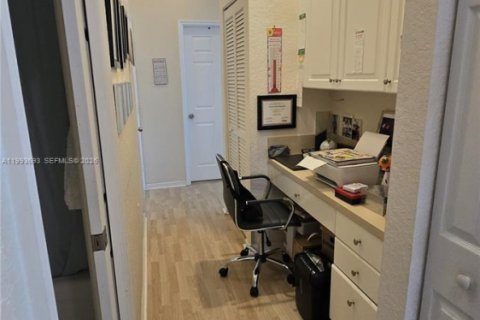 Снять в аренду таунхаус в Пемброк-Пайнс, Флорида 3 спальни, 125.23м2, № 2058343 - фото 19