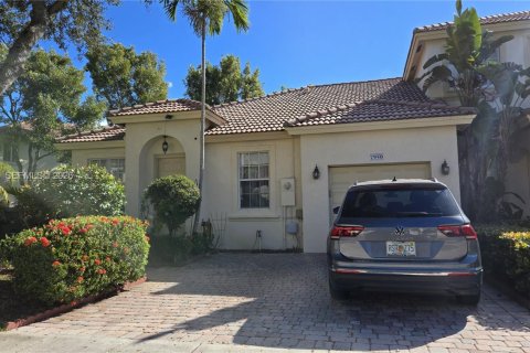 Таунхаус в Пемброк-Пайнс, Флорида 3 спальни, 125.23м2 № 2058343