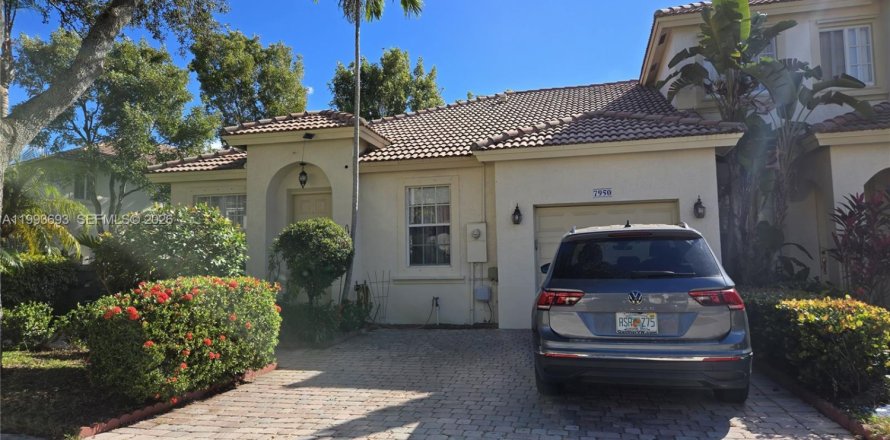 Таунхаус в Пемброк-Пайнс, Флорида 3 спальни, 125.23м2 № 2058343