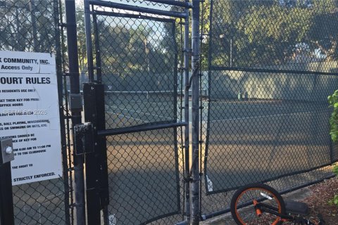 Снять в аренду таунхаус в Пемброк-Пайнс, Флорида 3 спальни, 125.23м2, № 2058343 - фото 23