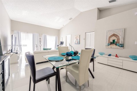 Снять в аренду таунхаус в Майами, Флорида 3 спальни, 114.64м2, № 2145800 - фото 14