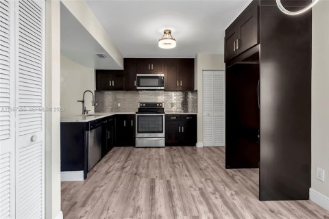 Townhouse in Boca Raton, Florida 3 bedrooms, 170.85 sq.m. № 2024427 - photo 5