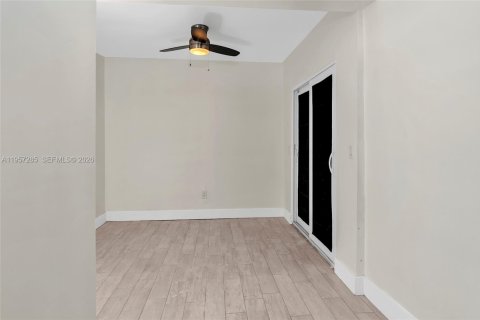 Townhouse in Boca Raton, Florida 3 bedrooms, 170.85 sq.m. № 2024427 - photo 18