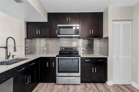 Townhouse in Boca Raton, Florida 3 bedrooms, 170.85 sq.m. № 2024427 - photo 6