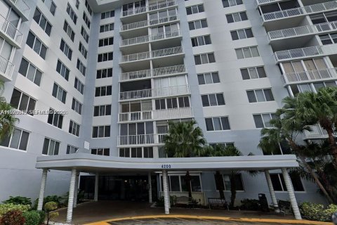Condominio en Hollywood, Florida, 1 dormitorio  № 2031066