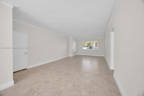 Condo in Coral Gables, Florida, 2 bedrooms  № 1938733 - photo 11