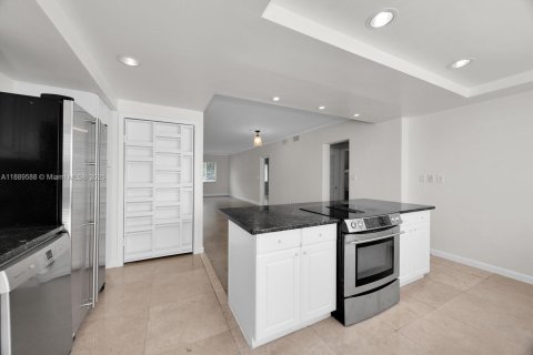 Снять в аренду кондоминиум в Корал-Гейблс, Флорида 2 спальни, 105.35м2, № 1938733 - фото 3