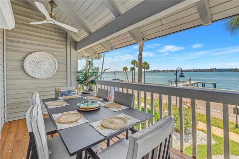 Townhouse in Saint Pete Beach, Florida 2 bedrooms, 113.62 sq.m. № 2210504 - photo 10