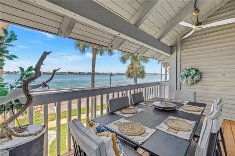 Townhouse in Saint Pete Beach, Florida 2 bedrooms, 113.62 sq.m. № 2210504 - photo 11