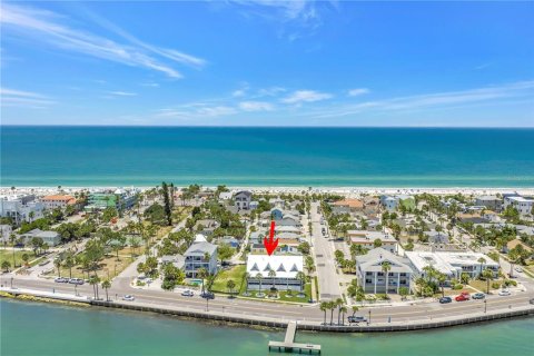 Townhouse in Saint Pete Beach, Florida 2 bedrooms, 113.62 sq.m. № 2210504