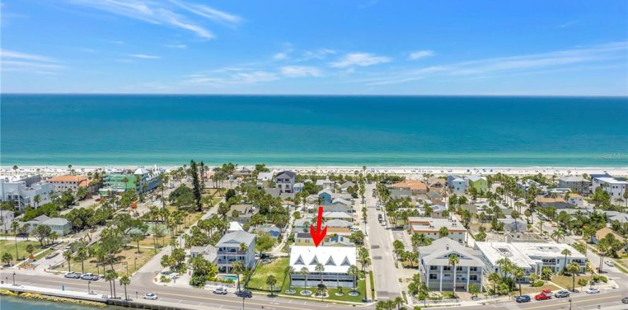 Townhouse in Saint Pete Beach, Florida 2 bedrooms, 113.62 sq.m. № 2210504