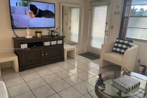 Condo in Deerfield Beach, Florida, 1 bedroom № 1682574 - photo 2