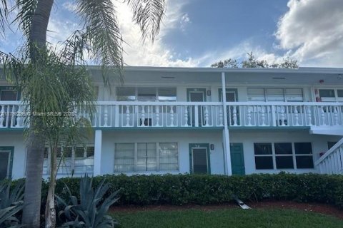 Condo in Deerfield Beach, Florida, 1 bedroom № 1682574 - photo 12