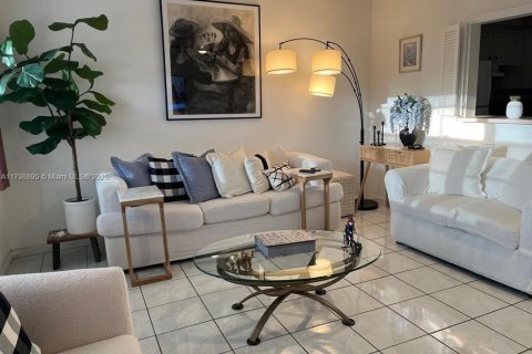 Condo in Deerfield Beach, Florida, 1 bedroom № 1682574 - photo 4