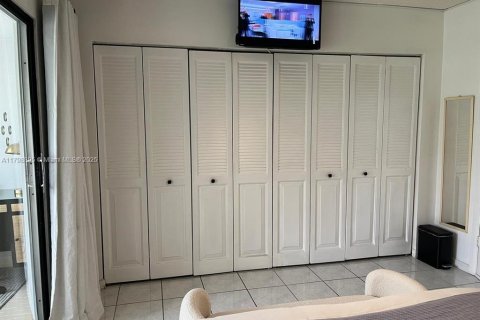 Condo in Deerfield Beach, Florida, 1 bedroom № 1682574 - photo 9