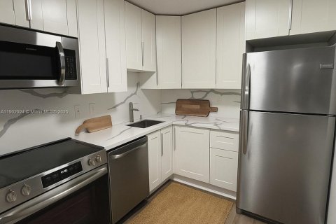 Condominio en alquiler en Doral, Florida, 2 dormitorios, 76.83 m2 № 1968026 - foto 2