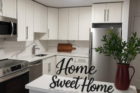 Condominio en alquiler en Doral, Florida, 2 dormitorios, 76.83 m2 № 1968026 - foto 1