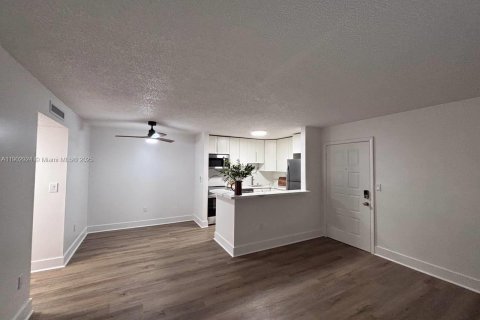 Condominio en alquiler en Doral, Florida, 2 dormitorios, 76.83 m2 № 1968026 - foto 3
