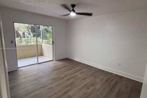 Condominio en alquiler en Doral, Florida, 2 dormitorios, 76.83 m2 № 1968026 - foto 11