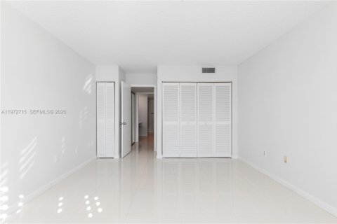 Condo in Key Biscayne, Florida, 1 bedroom № 2034021 - photo 10