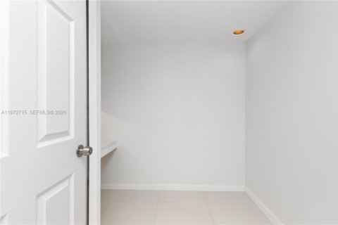 Condo in Key Biscayne, Florida, 1 bedroom № 2034021 - photo 15