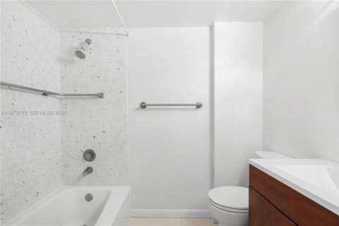 Condo in Key Biscayne, Florida, 1 bedroom № 2034021 - photo 13