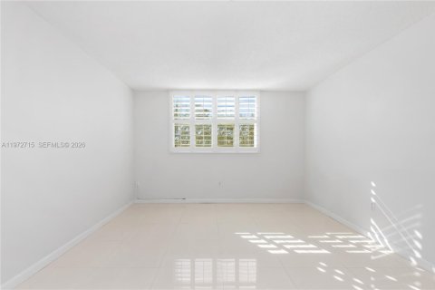 Condo in Key Biscayne, Florida, 1 bedroom № 2034021 - photo 12