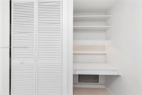 Condo in Key Biscayne, Florida, 1 bedroom № 2034021 - photo 16