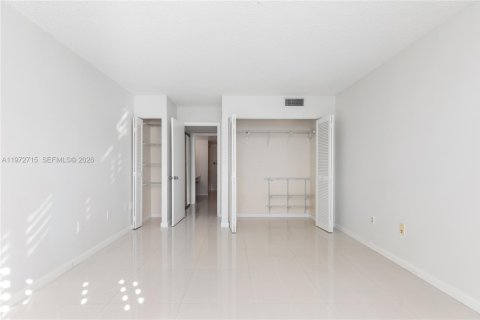 Condo in Key Biscayne, Florida, 1 bedroom № 2034021 - photo 11