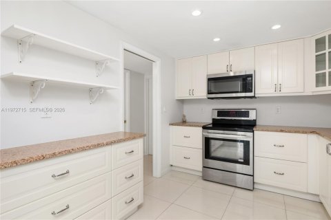 Condo in Key Biscayne, Florida, 1 bedroom № 2034021 - photo 4