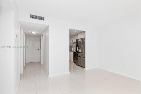 Condo in Key Biscayne, Florida, 1 bedroom № 2034021 - photo 7
