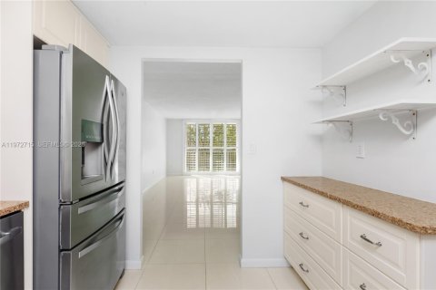 Condo in Key Biscayne, Florida, 1 bedroom № 2034021 - photo 5