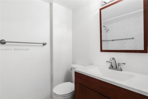 Condo in Key Biscayne, Florida, 1 bedroom № 2034021 - photo 9