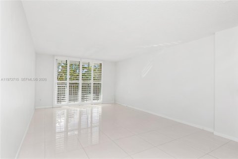 Condo in Key Biscayne, Florida, 1 bedroom № 2034021 - photo 6
