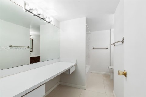 Condo in Key Biscayne, Florida, 1 bedroom № 2034021 - photo 14