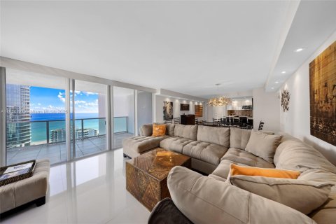 Condo in Sunny Isles Beach, Florida, 2 bedrooms  № 2037999 - photo 9