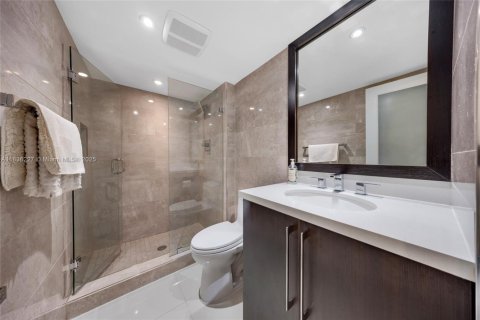 Condo in Sunny Isles Beach, Florida, 2 bedrooms  № 2037999 - photo 14