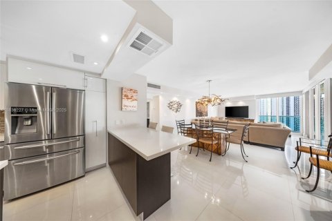 Condo in Sunny Isles Beach, Florida, 2 bedrooms  № 2037999 - photo 5