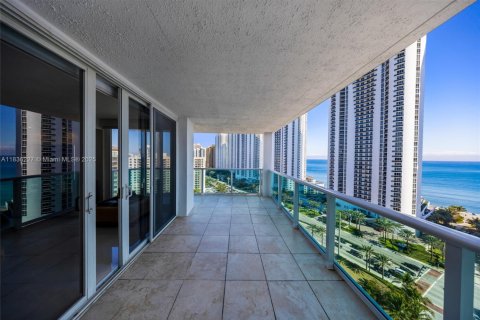 Condo in Sunny Isles Beach, Florida, 2 bedrooms  № 2037999 - photo 21