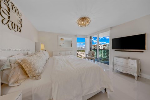 Condo in Sunny Isles Beach, Florida, 2 bedrooms  № 2037999 - photo 18