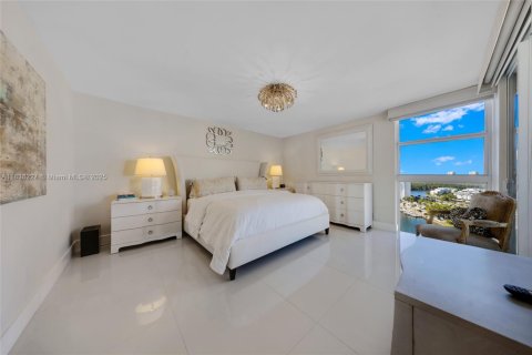 Condo in Sunny Isles Beach, Florida, 2 bedrooms  № 2037999 - photo 17