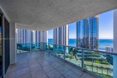 Condo in Sunny Isles Beach, Florida, 2 bedrooms  № 2037999 - photo 20