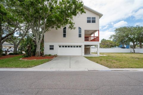 House in Indian Rocks Beach, Florida 3 bedrooms, 303.05 sq.m. № 2097436