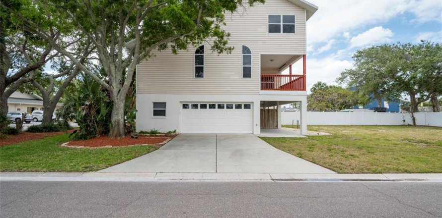 House in Indian Rocks Beach, Florida 3 bedrooms, 303.05 sq.m. № 2097436