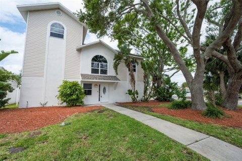 House in Indian Rocks Beach, Florida 3 bedrooms, 303.05 sq.m. № 2097436 - photo 15