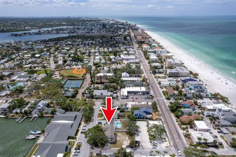 House in Indian Rocks Beach, Florida 3 bedrooms, 303.05 sq.m. № 2097436 - photo 14