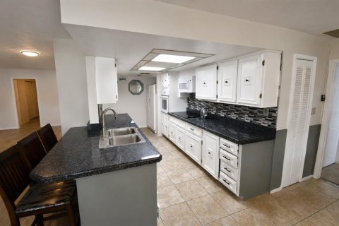Villa ou maison à vendre à Port Charlotte, Floride: 3 chambres, 157.38 m2 № 2217674 - photo 4