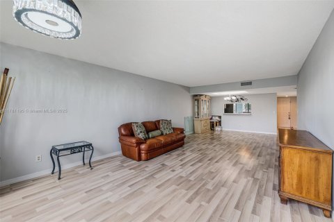 Condo in Lake Worth, Florida, 3 bedrooms  № 1709077 - photo 9