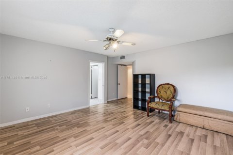 Condo in Lake Worth, Florida, 3 bedrooms  № 1709077 - photo 17